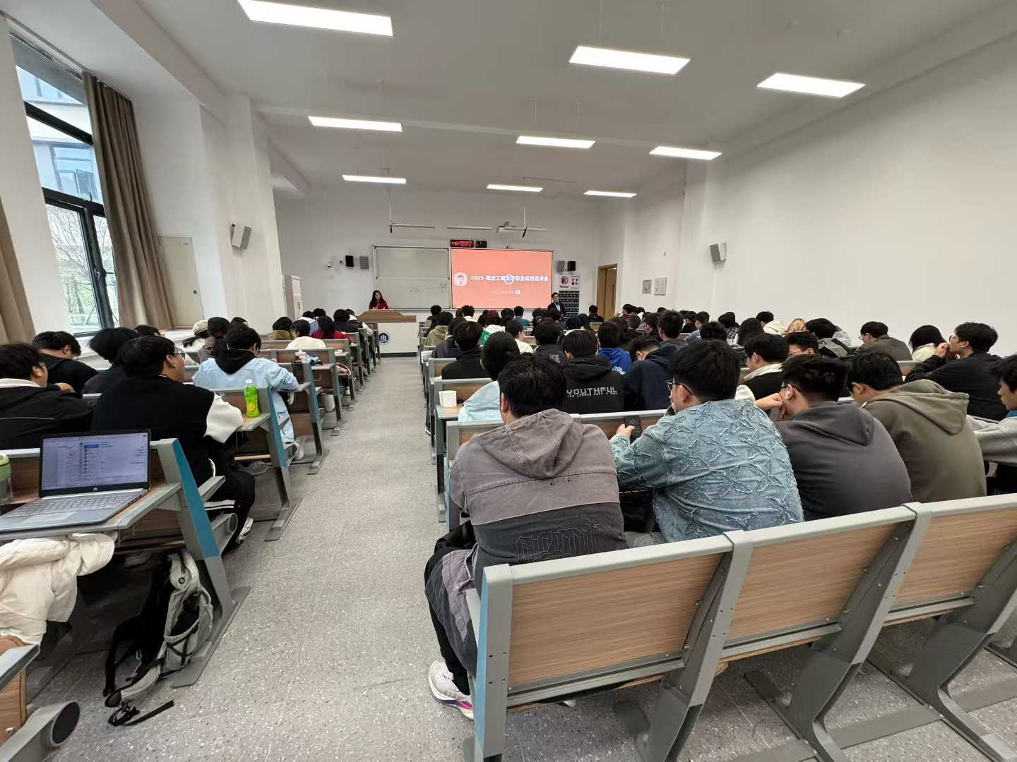 FPGA technology lecture in progress at Chongqing Technology and Business University